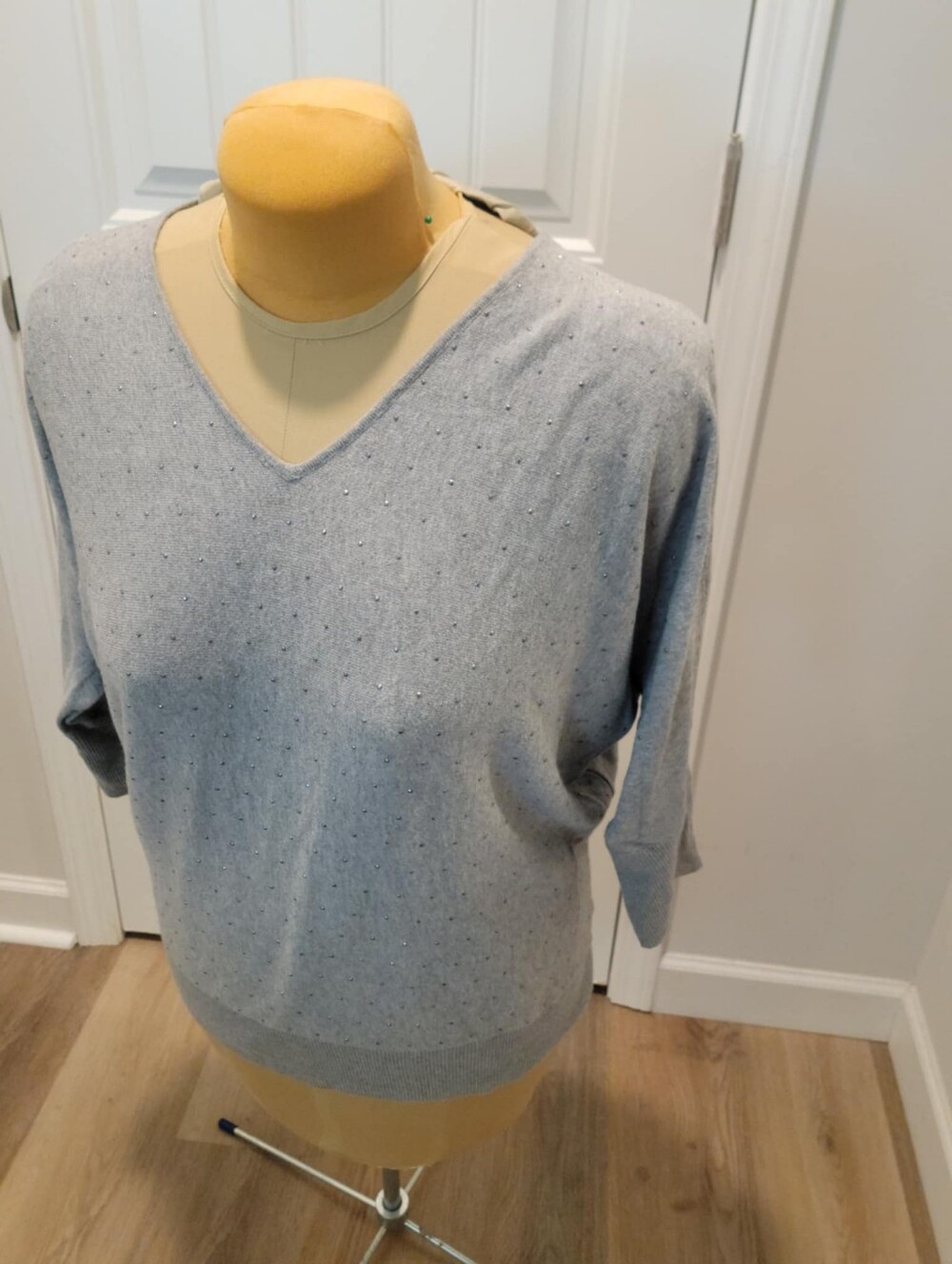 ELLE Size XL V-Neck Dolman Sleeve Sweater w/silver Metallic Rhinestones All Over